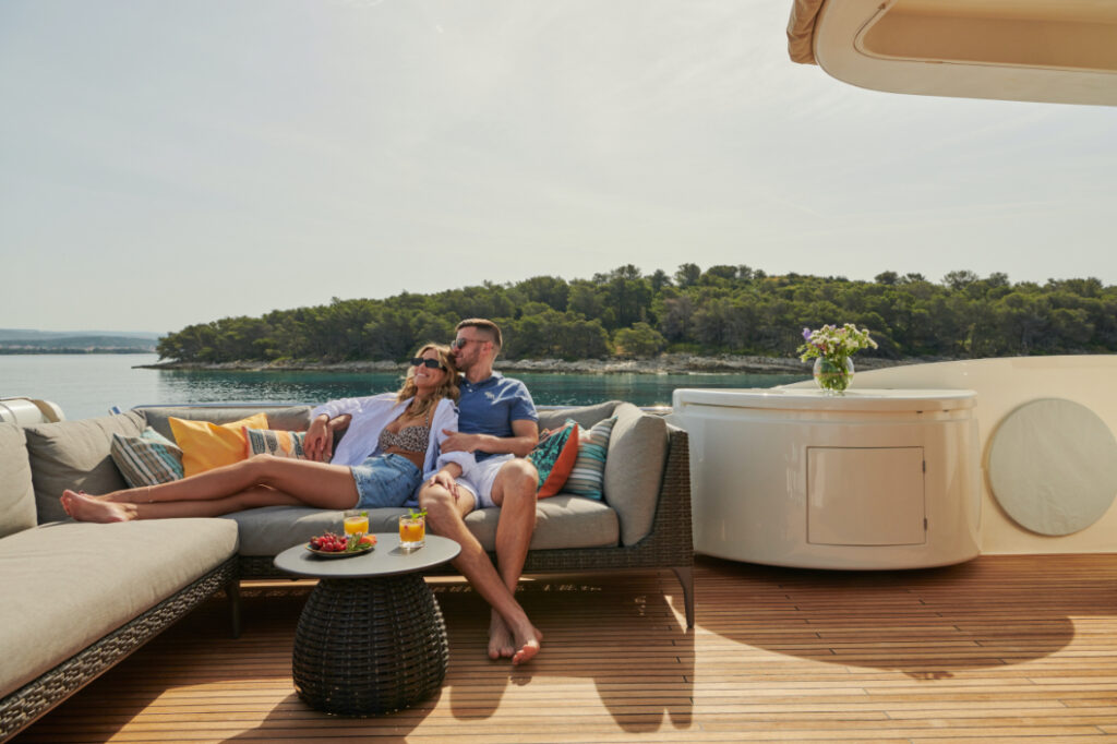 friends boat yacht charter lifestyle