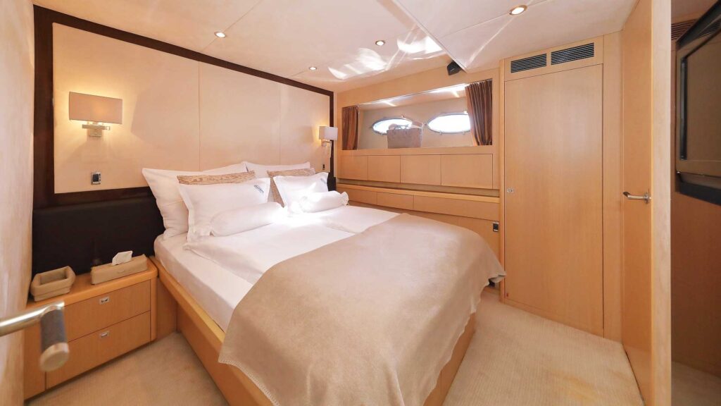 insieme yacht charter double cabin