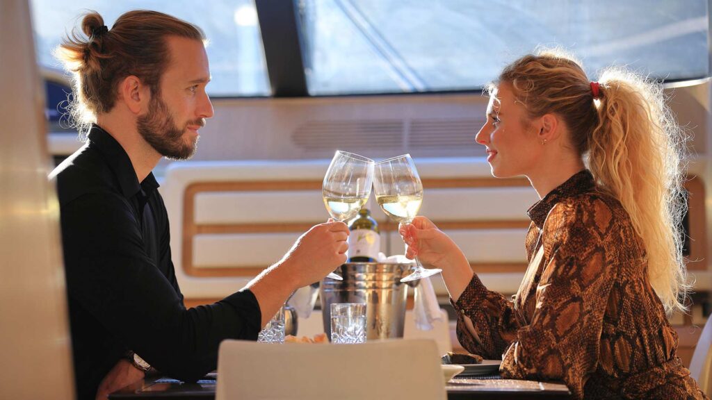 hope i yacht charter couples dinner