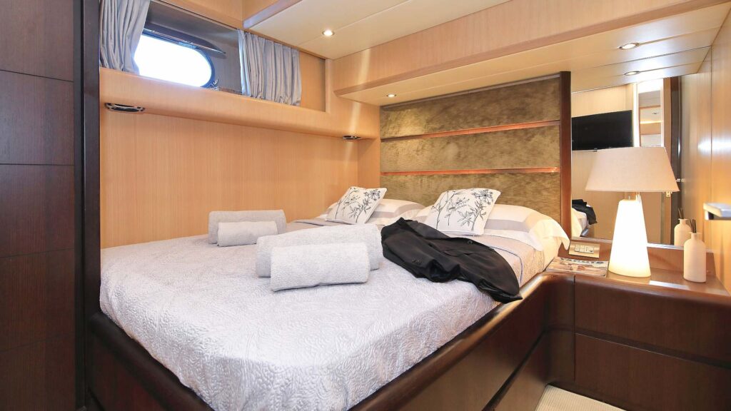 hope i yacht charter double cabin starboard