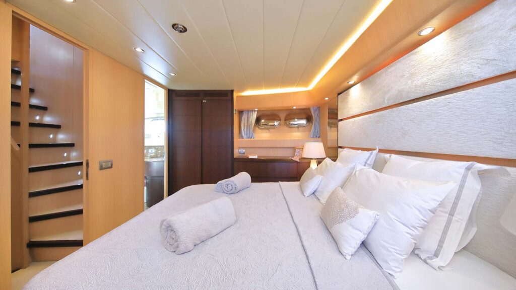 hope i yacht charter master king size bed