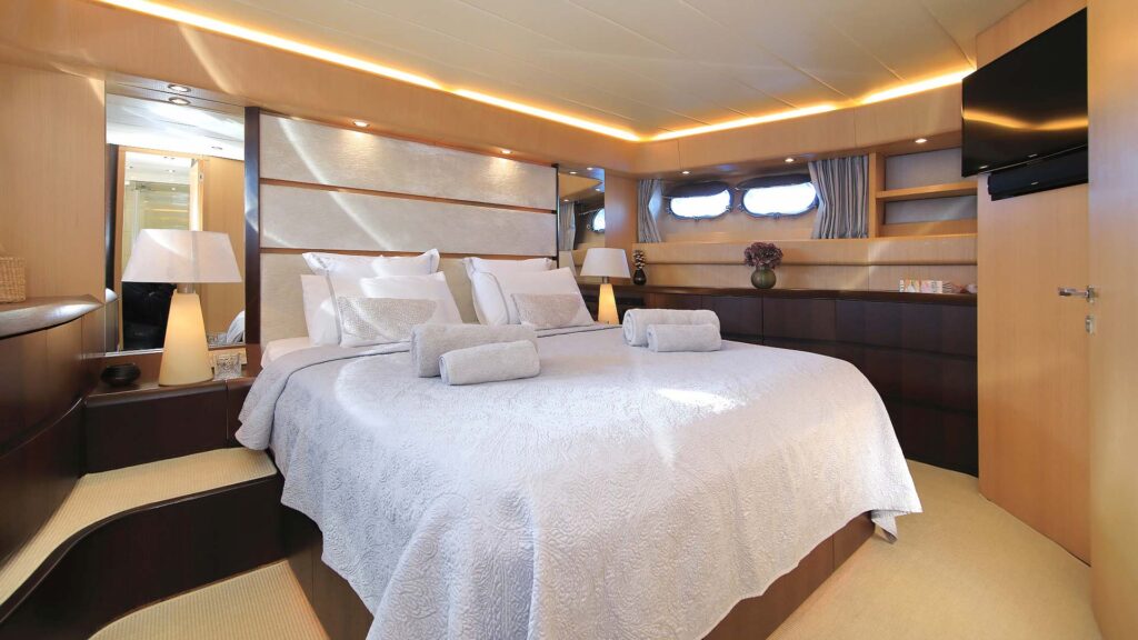 hope i yacht charter master suite