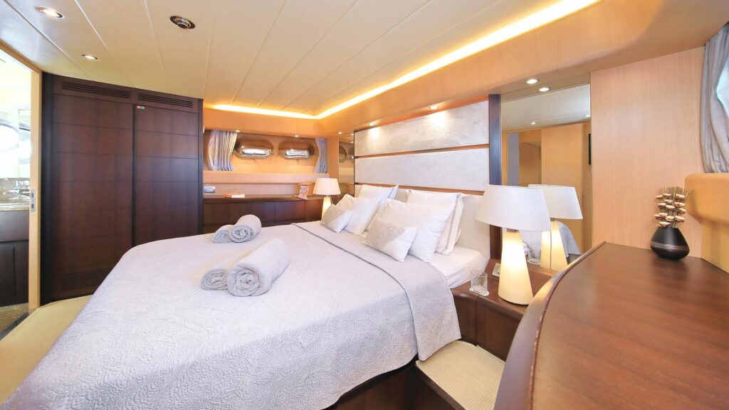 hope i yacht charter master suite view