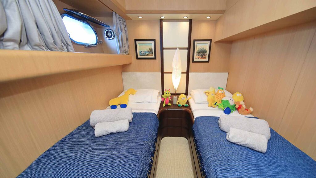 hope i yacht charter twin cabin