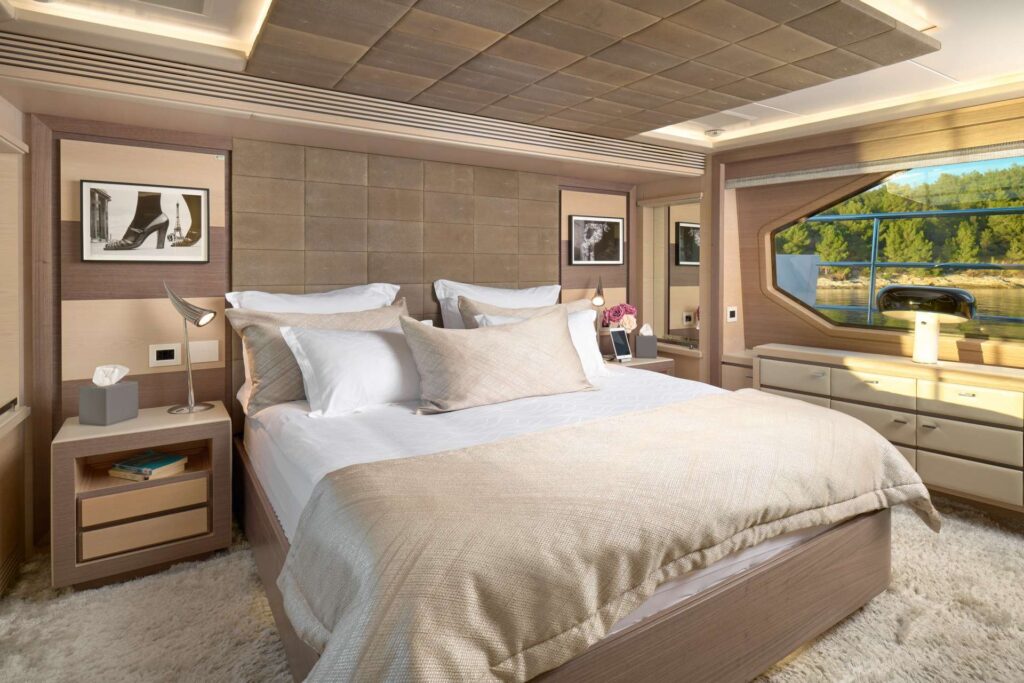 ocean drive yacht charter master suite bed