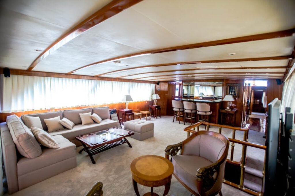 auriane yacht charter main salon