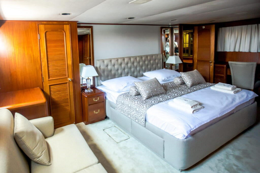 auriane yacht charter master suite bed