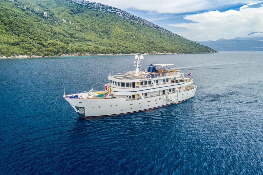 donna del mare yacht charter port side view