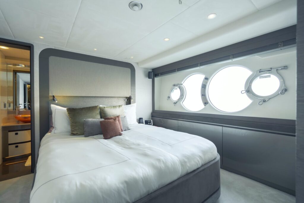vivaldi yacht charter double cabin bed