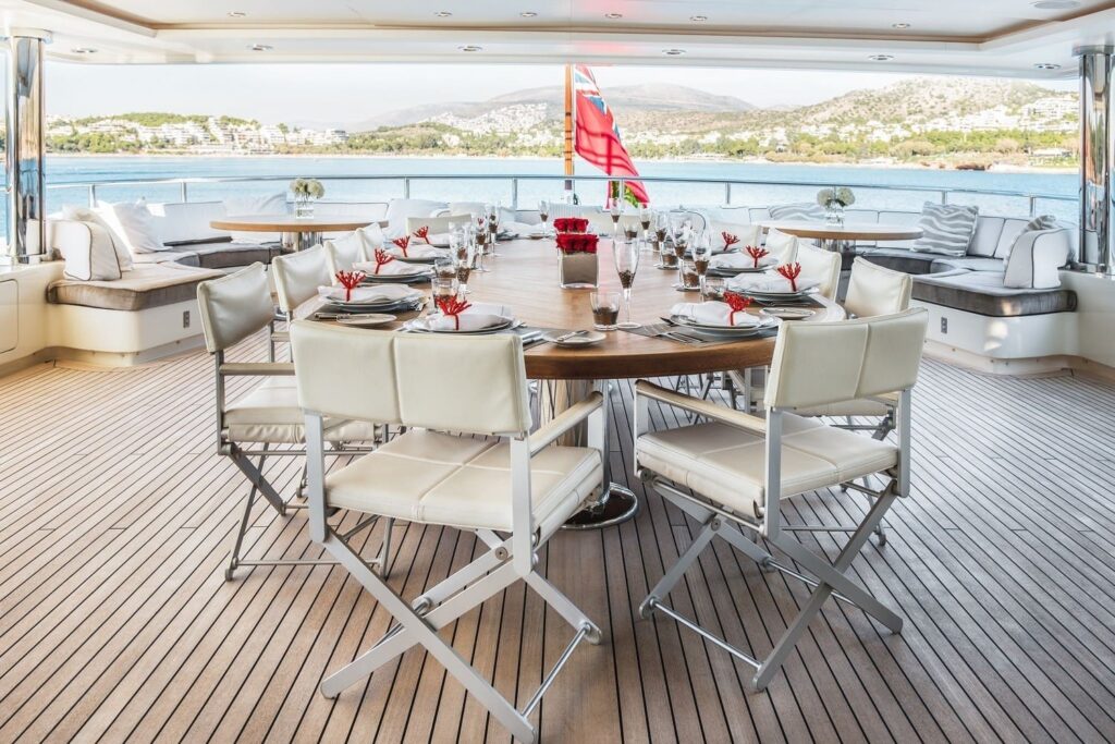 outdoor dining table on the yacht light holic