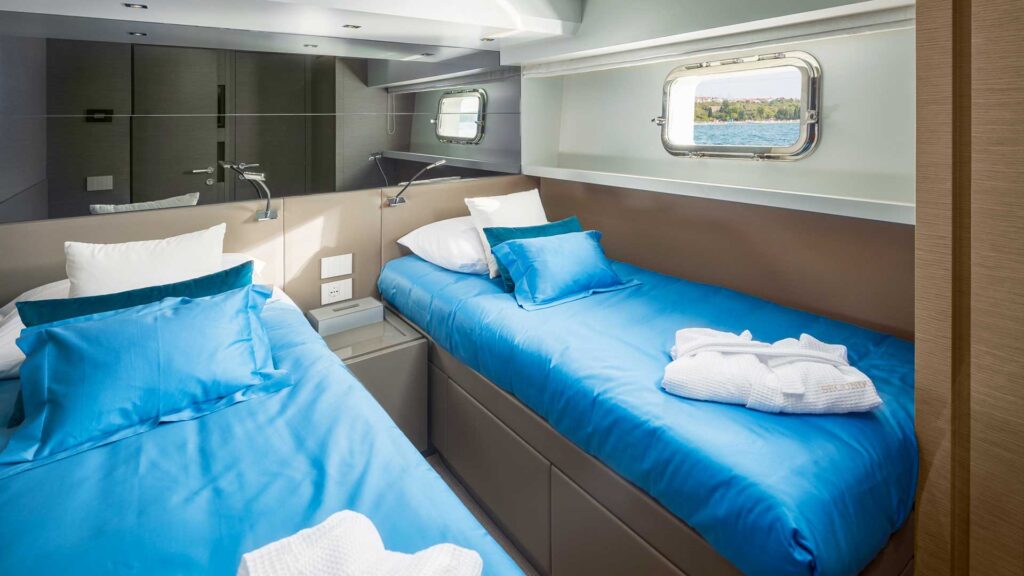 secundus yacht charter twin cabin