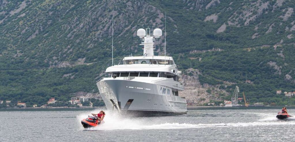 trident yacht charter with 2 jet skis