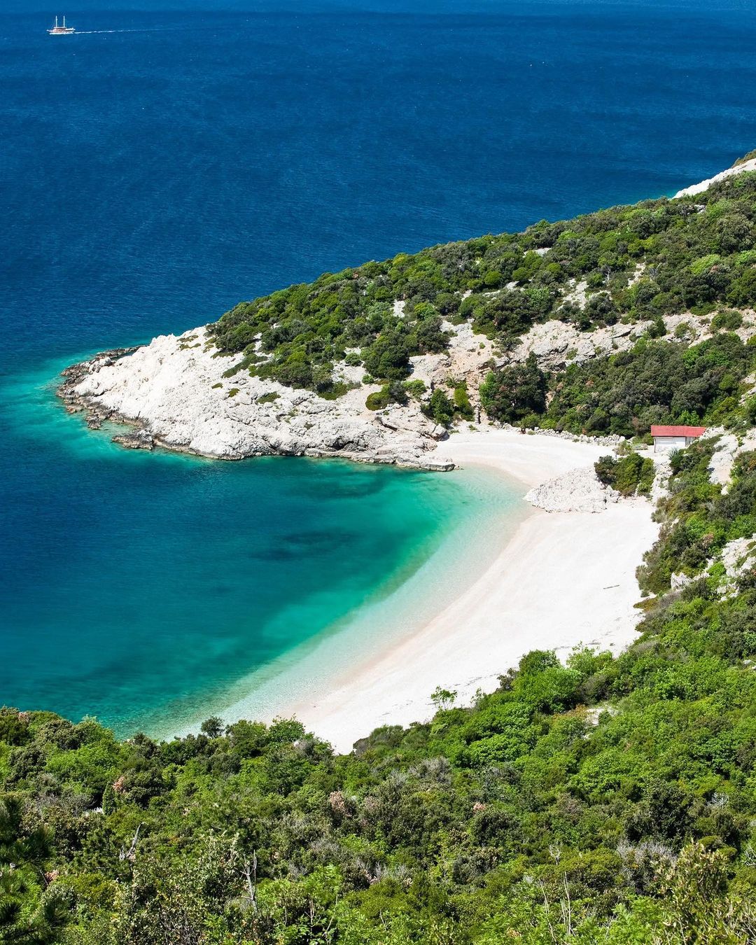 Best beaches for yachts Lubenice beach