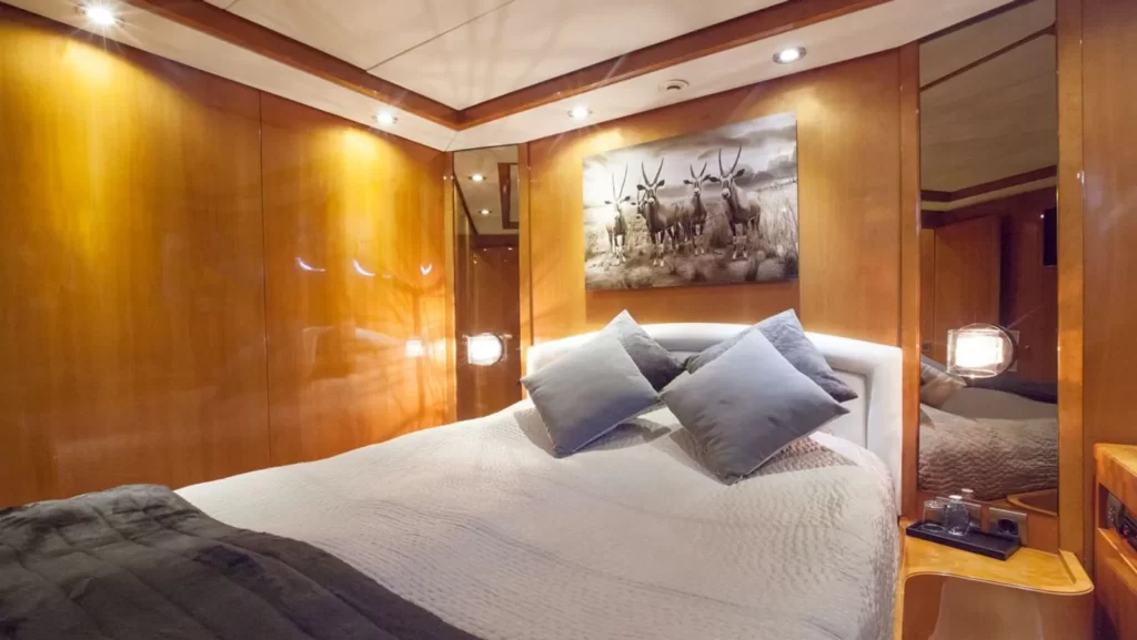 solal yacht charter double cabin bed
