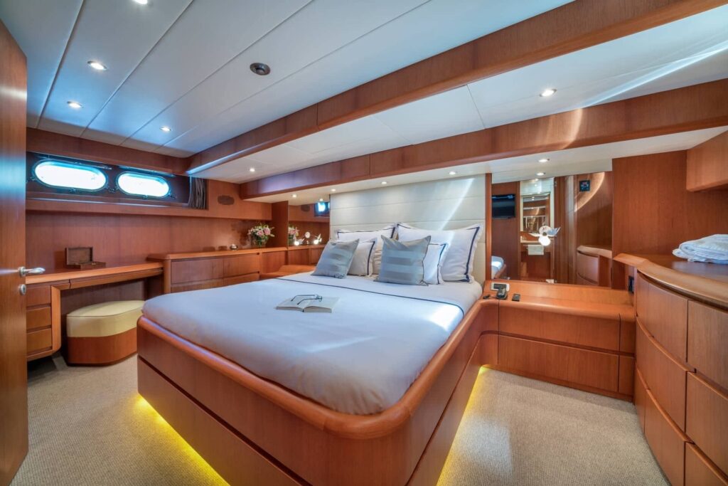 jantar yacht charter king size bed