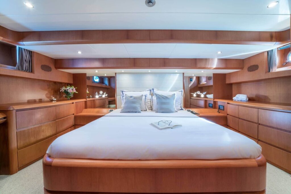 jantar yacht charter master suite