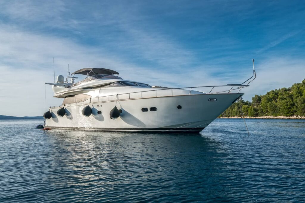 jantar yacht charter starboard side