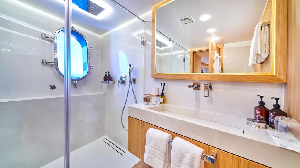 argo yacht charter en suite