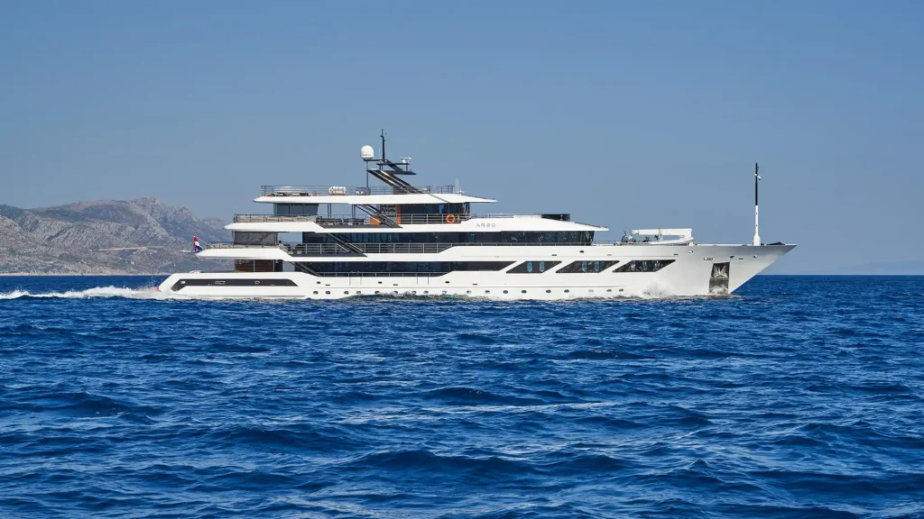 argo yacht charter starboard side