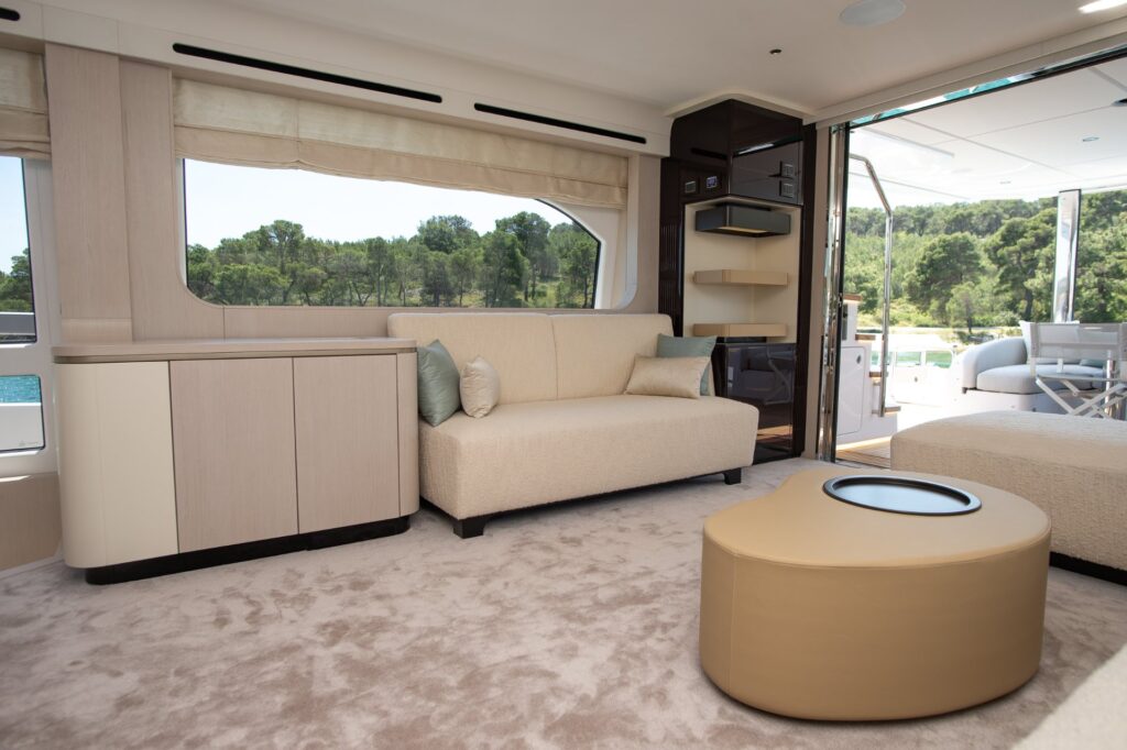 prewi yacht charter salon with wide windows