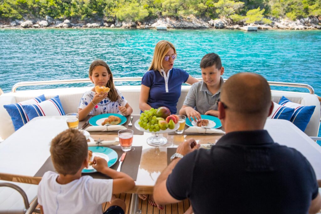 salt yacht charter family enjoying breakfast