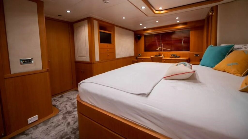 bandido yacht charter master suite
