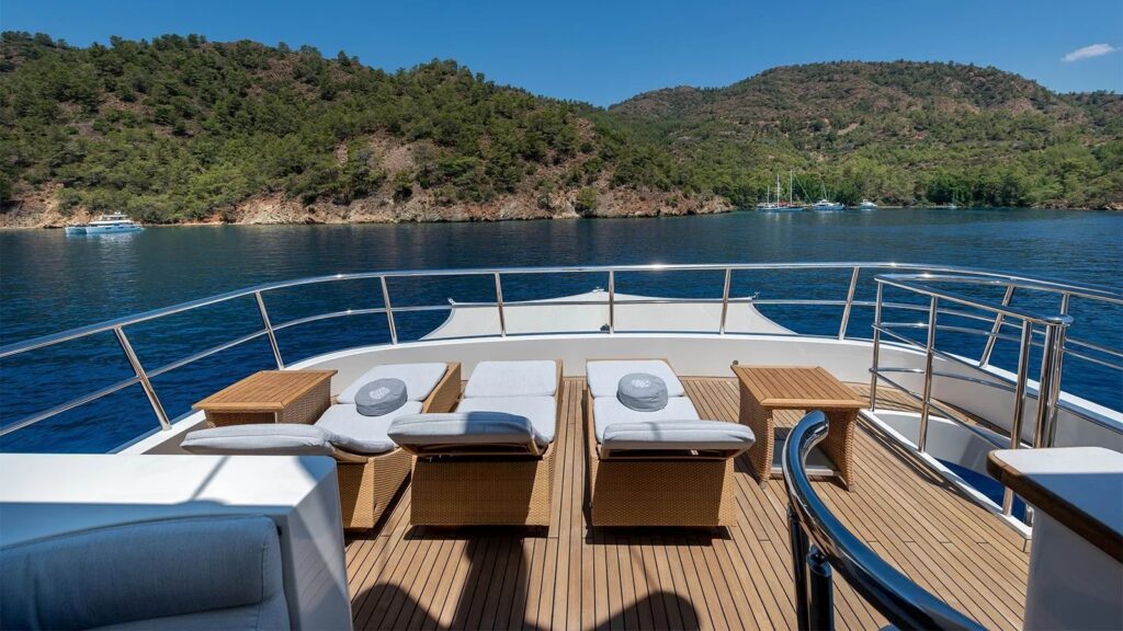 bandido yacht charter sun loungers