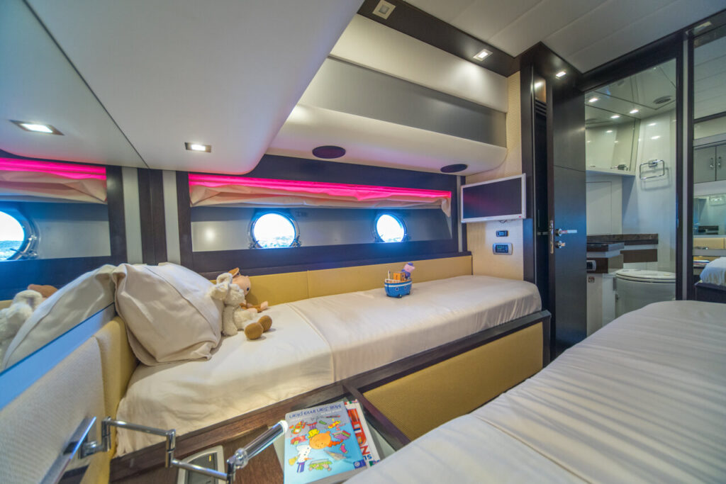 discovery yacht charter 2 single beds