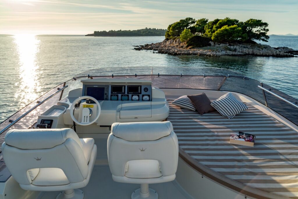 discovery yacht charter flybridge