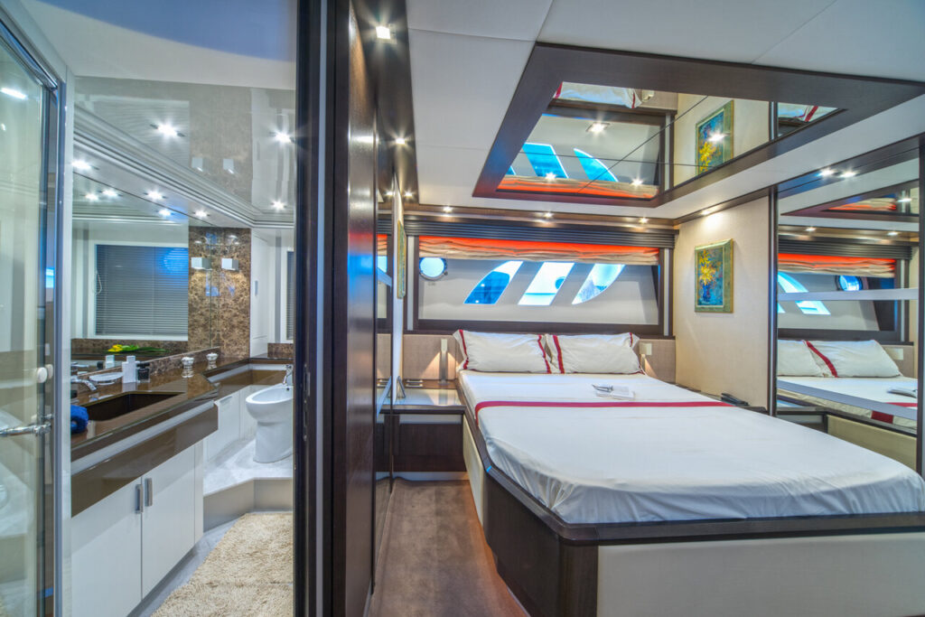 discovery yacht charter master & en suite