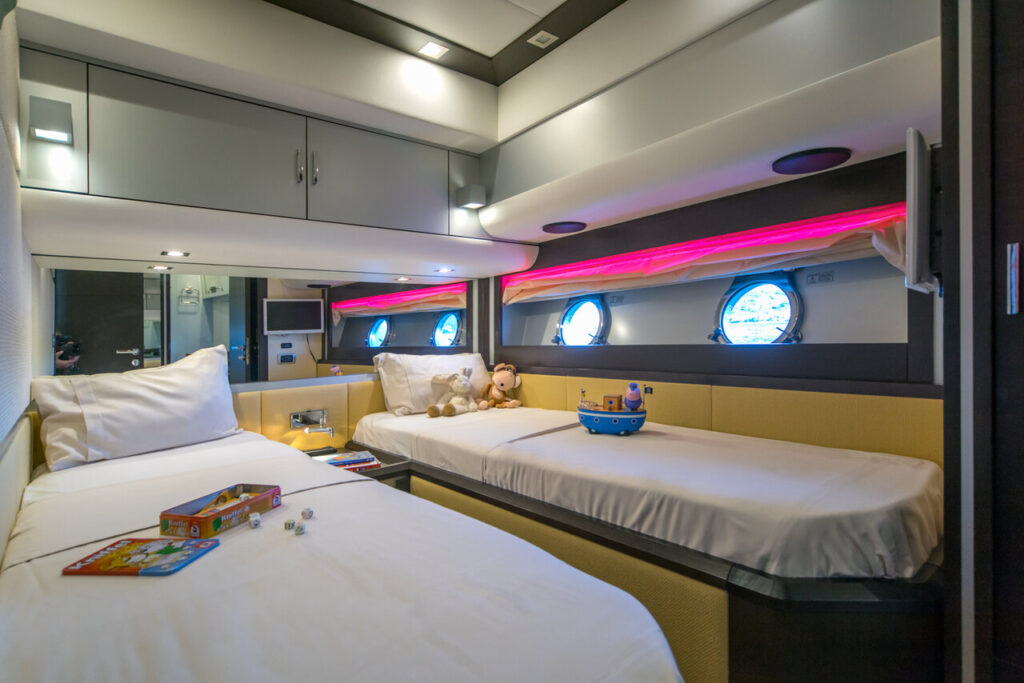 discovery yacht charter twin cabin