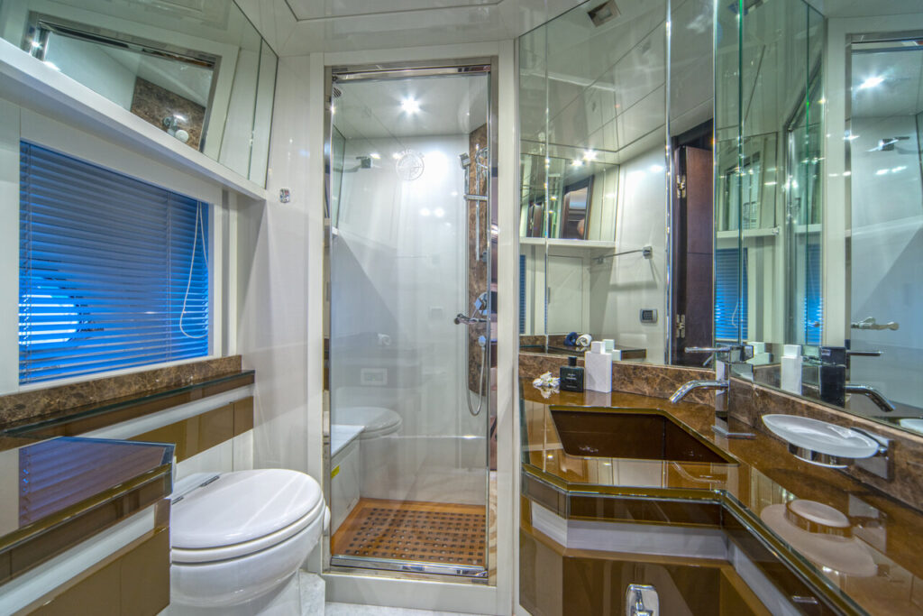 discovery yacht charter vip en suite