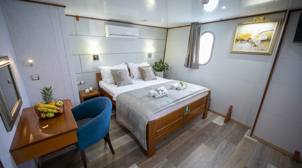 karizma yacht charter double cabin