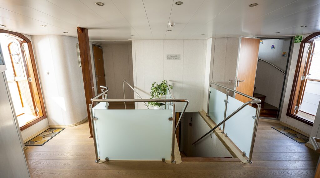karizma yacht charter hallway
