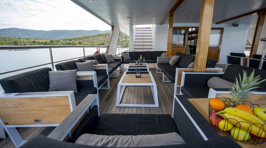 karizma yacht charter lounge area