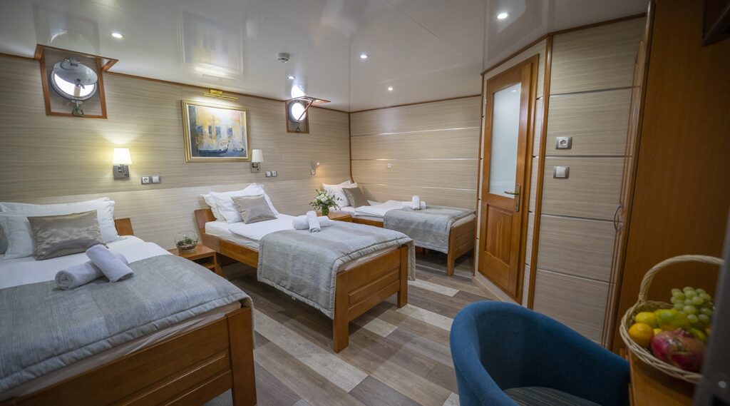 karizma yacht charter triple cabin