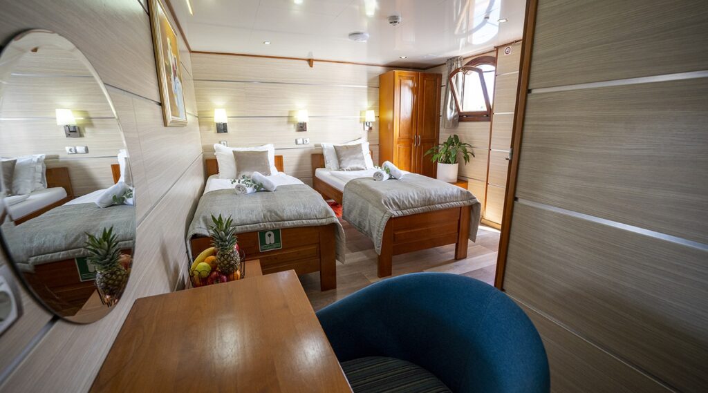 karizma yacht charter twin cabin