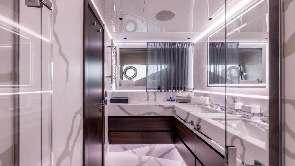 exit yacht charter master en suite