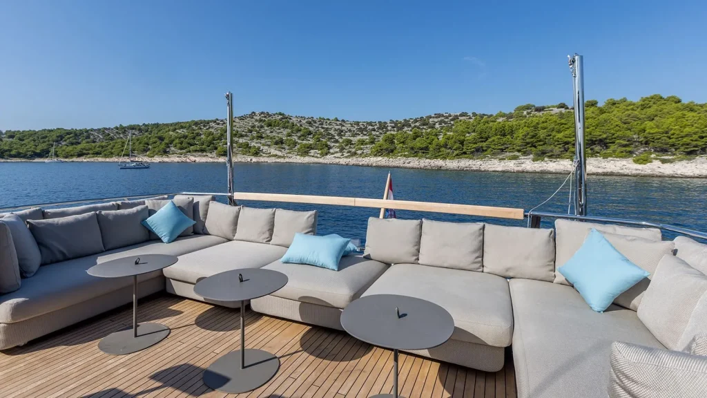 jicj yacht charter flybridge aft