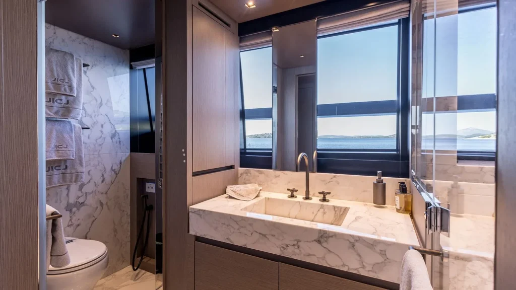 jicj yacht charter master en suite