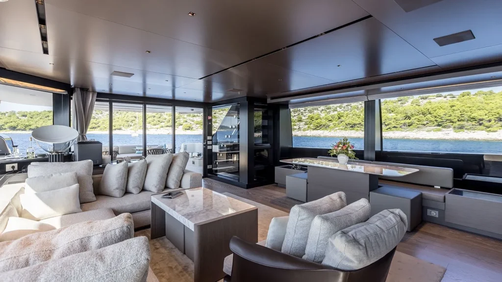 jicj yacht charter salon lounge ()