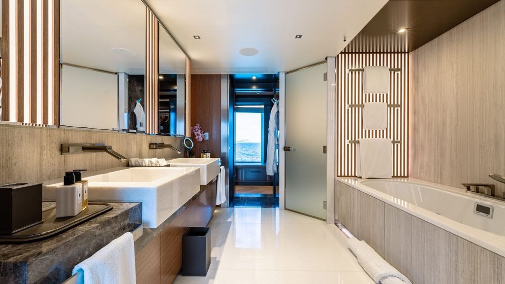 moskito yacht charter master en suite