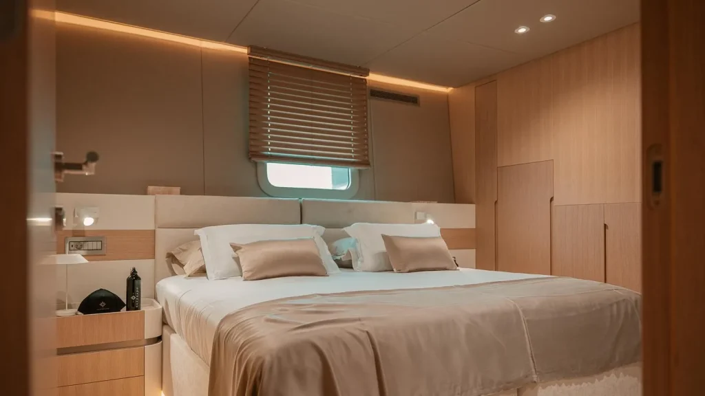 reposado yacht charter double cabin midship