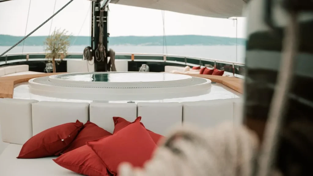 reposado yacht charter jacuzzi