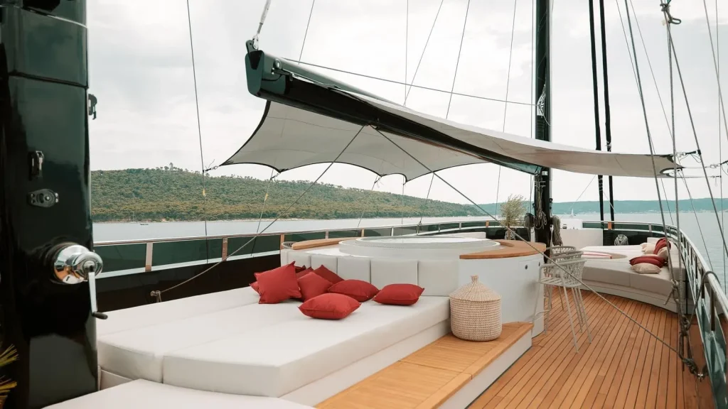 reposado yacht charter jacuzzi area