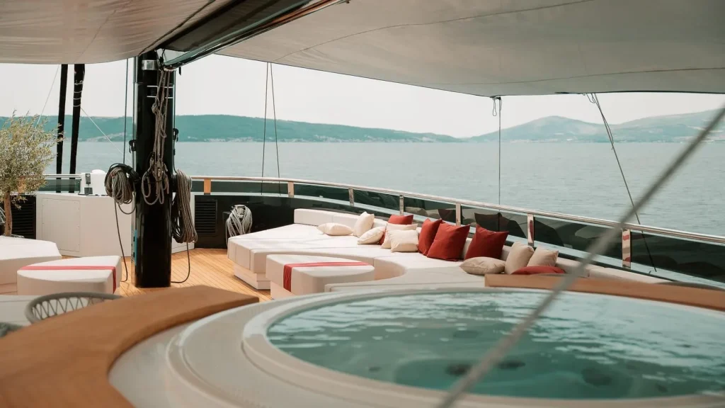 reposado yacht charter jacuzzi & lounge area