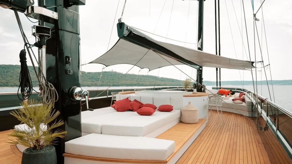 reposado yacht charter jacuzzi view