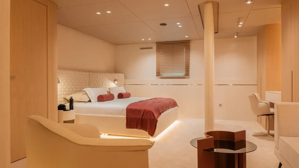 reposado yacht charter master suite