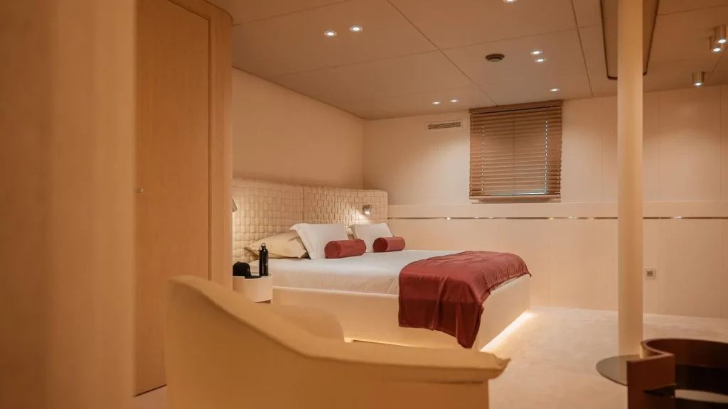 reposado yacht charter master suite view