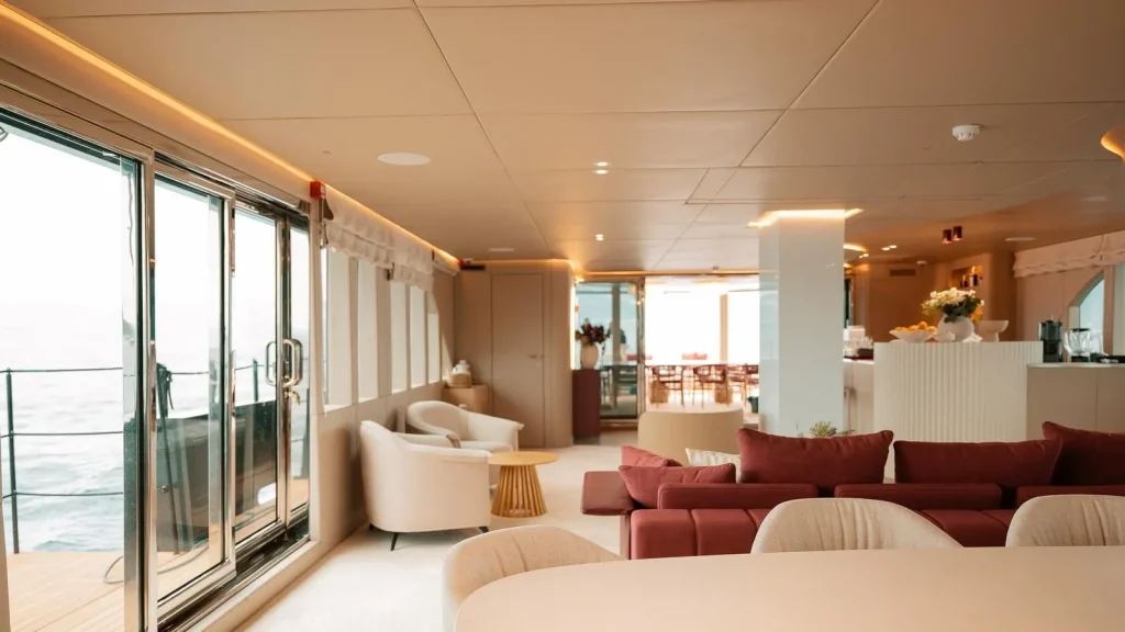 reposado yacht charter salon area